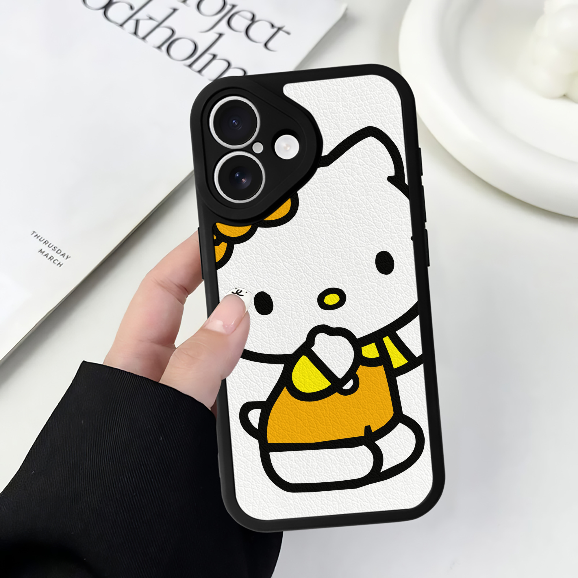 （画像用） Hello Kitty ハローキティ 【iPhone 16シリーズ対応】シリコンスマホケース（レザー調） 材質：シリコン